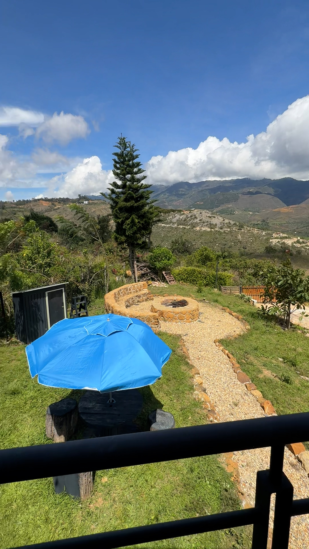 Vista desde el balcón principal a la zona BBQ
